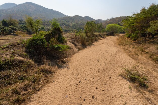 Droge rivierbedding in het noorden van Thailand