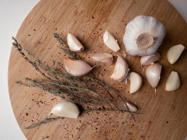 Droge rozemarijn knoflook en kruiden samenstelling op een houten bord