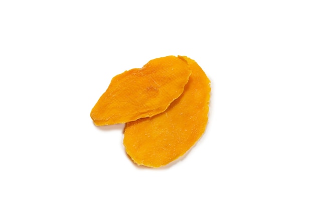 Droge smakelijke mango segmenten geïsoleerd op een witte achtergrond. Bovenaanzicht.