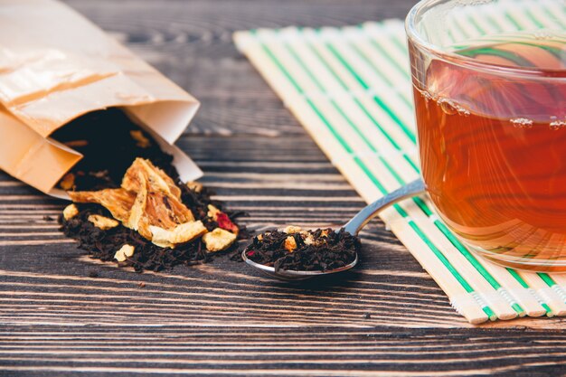 Droge thee houten achtergrond. Gezondheidszorg, eten en drinken Concept