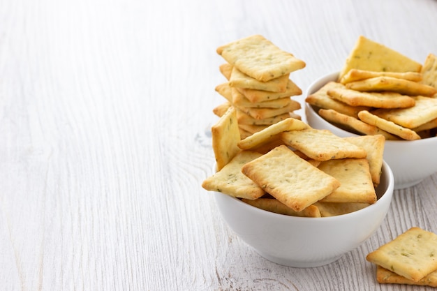 Droge zoute cracker cookies in kom op tafel