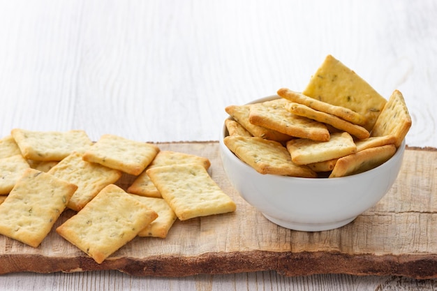 Droge zoute cracker cookies in kom op tafel