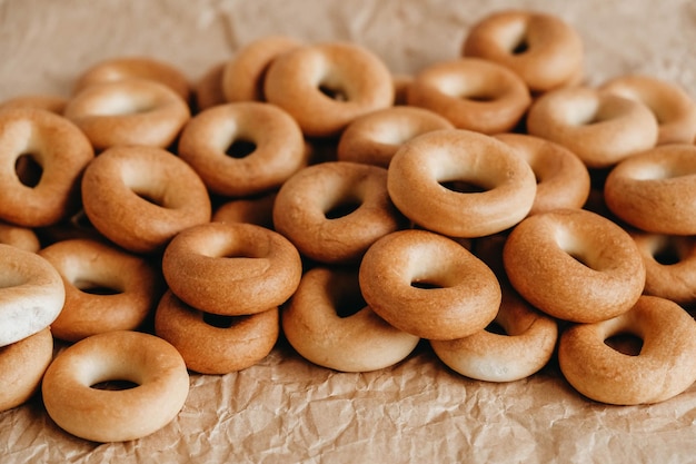 Drogen of mini ronde bagels op kraftpapier achtergrond. Kopiëren, lege ruimte voor tekst