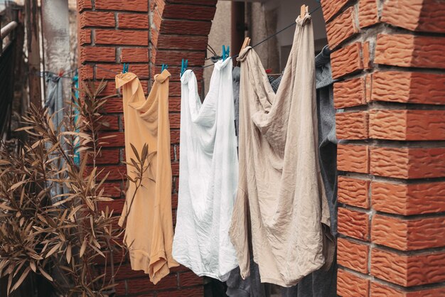 Foto drogen van gewassen kleding op draden