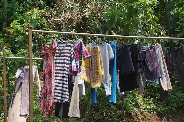 Foto drogen van kleding die met de hand is gewassen in de zon