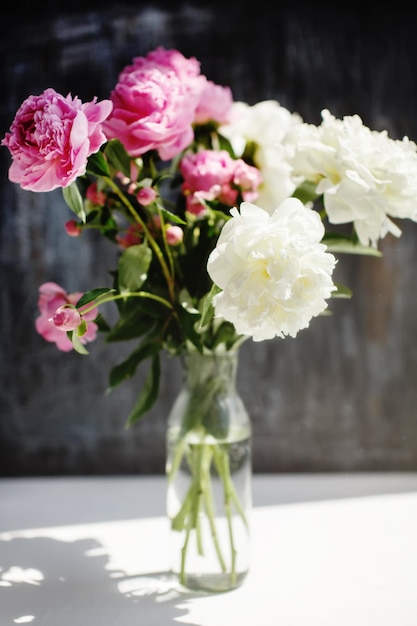 Dromerig bloemboeket van roze natuurlijke pioenrozen bloemen lente- en zomerseizoen boeket selectieve aandacht