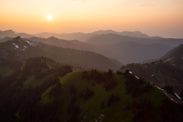 Dromerig luchtlandschap tijdens een smogige zonsondergang