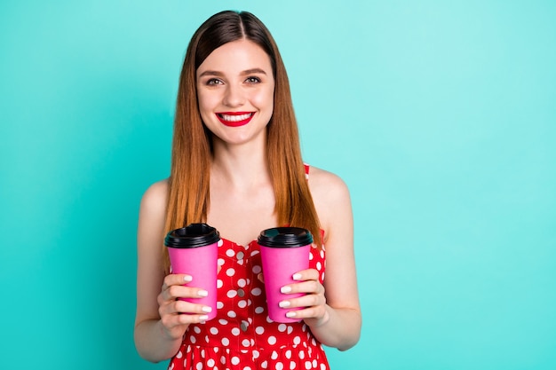 dromerig mooi meisje houdt afhaalmaaltijden cappuccinokopje vast