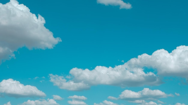 Dromerige cyaanblauwe luchten met stapelwolken Levendige open skyline Concepten van hemel en vrede