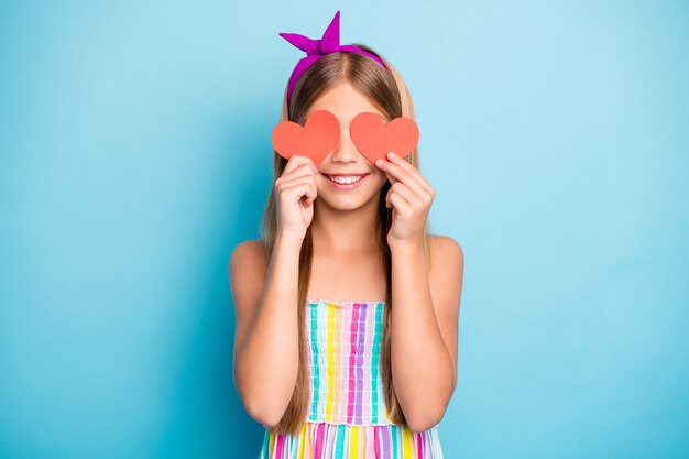 dromerige lieve aanhankelijke dame houdt twee kleine hartkaarten vast