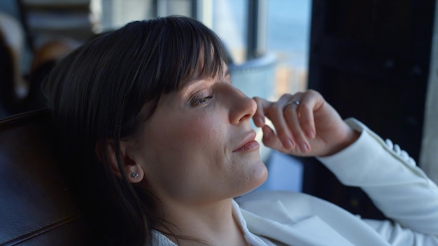 Dromerige vrouw gezicht ontspannen kantoor leunstoel close-up Werknemer rust werkpauze