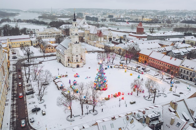 Фото Воздушный вид каунасской рождественской елки и рынка