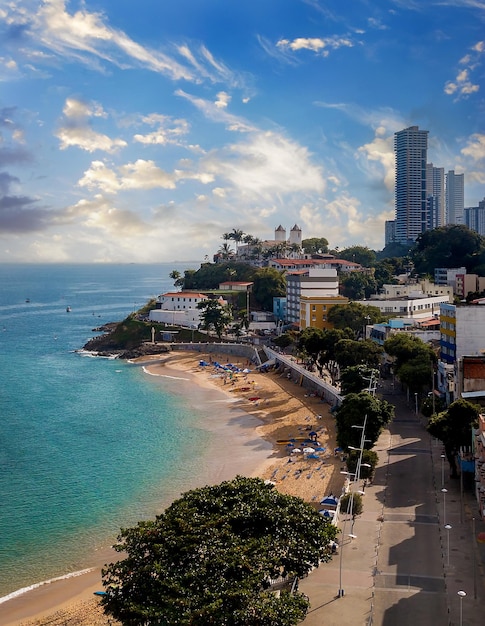 Foto vista aerea dal drone della spiaggia di porto da barra a savaldor bahia in brasile