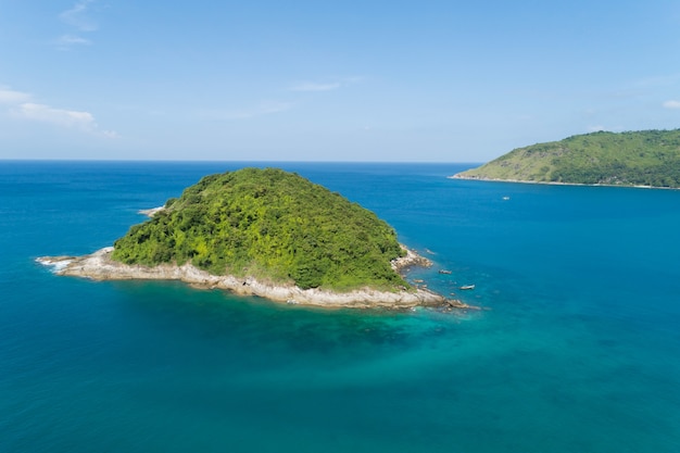 タイのプーケット島の海に美しい小さな島がある晴れた日の熱帯海のドローン空撮ショット。