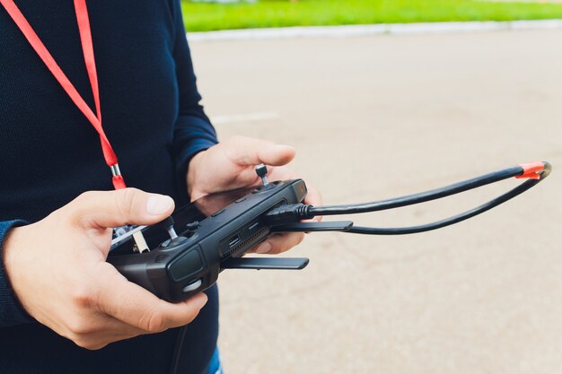 Drone afstandsbediening in de hand man. Man die van vliegende drone.