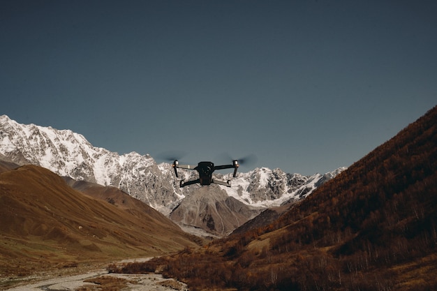 Drone nell'aria sopra il primo piano delle montagne