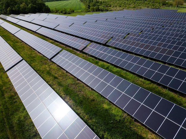 Drone-beeld van een zonne-energiecentrale naast een bos tijdens de zomer hernieuwbare energie ontmoet de natuur in