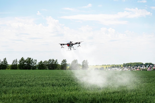 Drone-boerderij gebruik voor het sproeien van een water meststof of chemische stof naar de veldboerderij voor groei een opbrengst gewas IoT-oplossing voor slimme landbouw behandeling van planten met chemicaliën van plagen