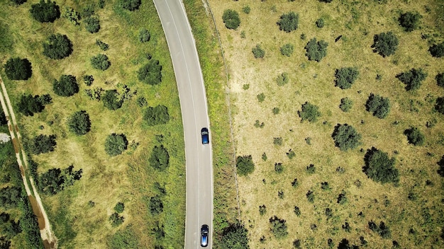 Drone boven weg en olijfveld