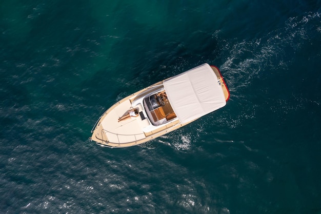 Drone bovenaanzicht van een kleine luxe boot zeilen