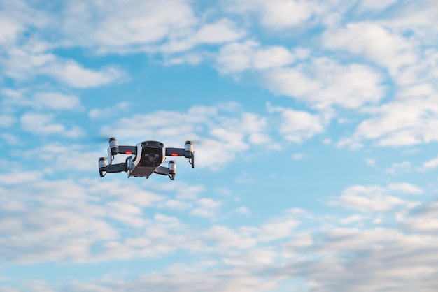 Drone close-up in lucht witte wolken op achtergrond