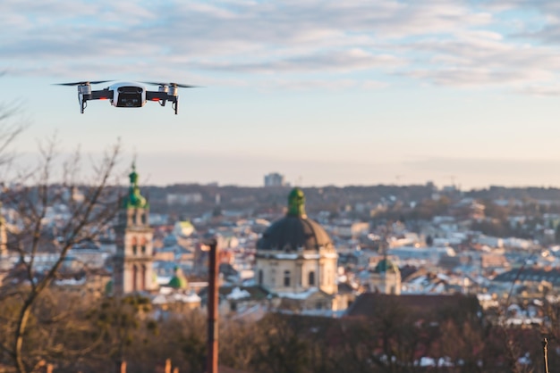 Drone close-up stad op zonsondergang op de achtergrond