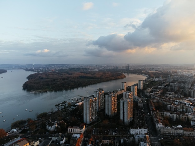 Полет дрона на закате над районом Земум Белграда Сербии Европы