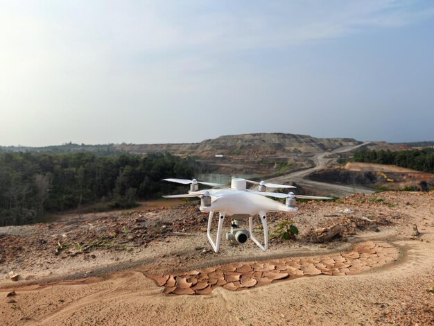 Foto il drone vola in una miniera di carbone