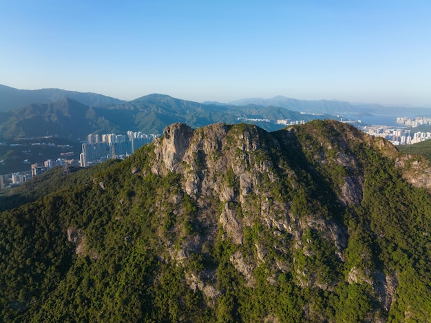 드론이 홍콩의 라이온 록 산 위를 날아갑니다.
