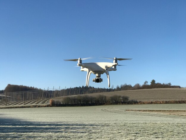 Foto drone che vola sopra il paesaggio contro un cielo blu limpido