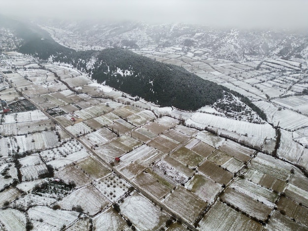 Drone-foto boven het dorp in Bozdag tijdens de winter