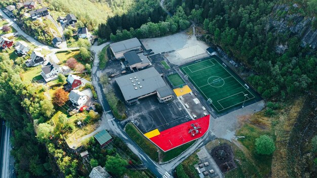 Drone foto Noors dorp aan de oever van de fjord aan de voet van de bergen