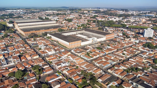 Drone-foto's van kleine steden die delen van een kleine stad in Brazilië weergeven met drone-foto's