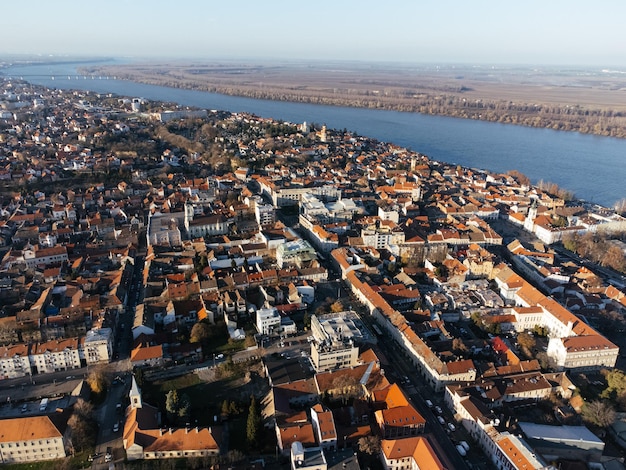 Drone-foto van de zonsondergang boven de districten Nieuw-Belgrado en Zemum Servië Europa 4K