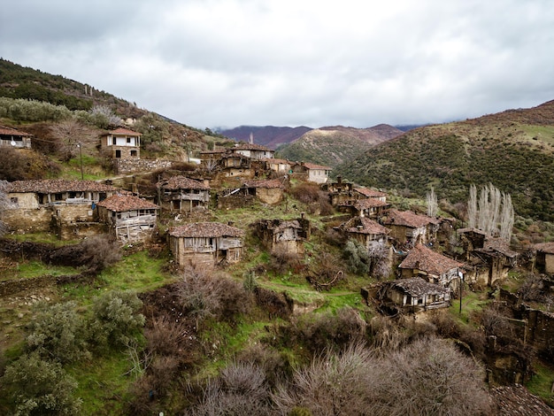 Drone foto van het verlaten dorp Lubbey in Izmir, Turkije