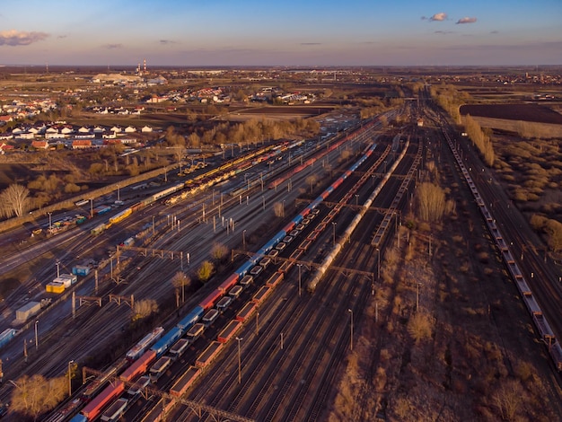 Drone geschoten over een sorteerstation met treinen bij zonsondergang Fotospoorlijnen met wagons bovenaanzicht Luchtfoto bovenaanzicht