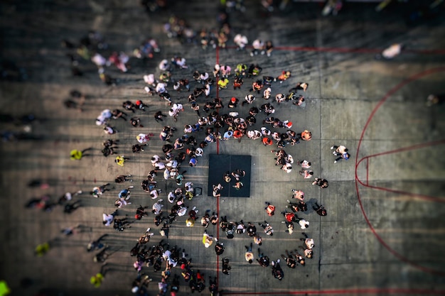 Фото Высокоугольный вид с дрона на людей, собирающихся на городской улице