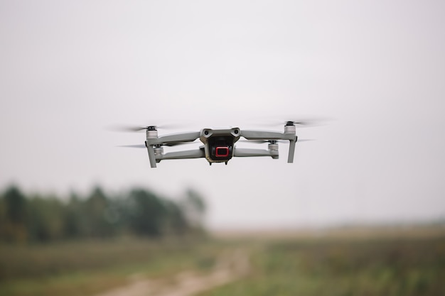 Drone in de lucht onder het veld, moderne technologie.