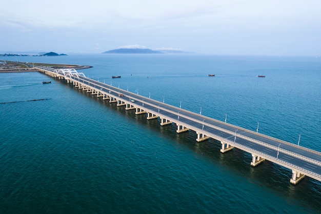 Drone kijkt naar beneden luchtbrug foto