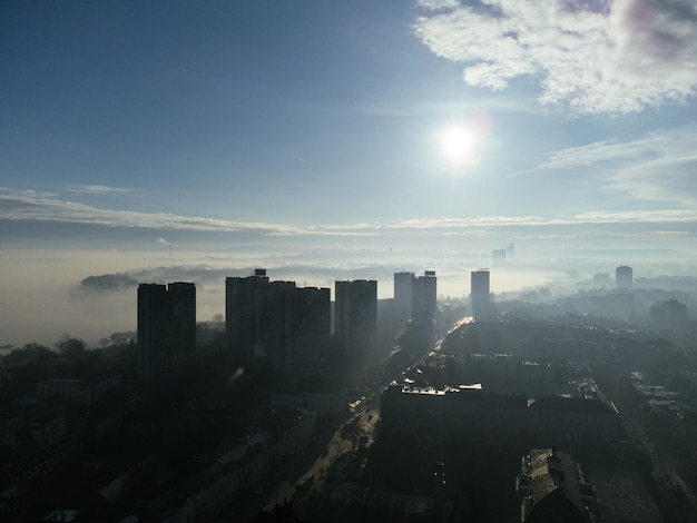 Drone luchtfoto van de stad Belgrado in de smog en mist in de ochtend Zemun en Nieuw Belgrado district Servië Europa