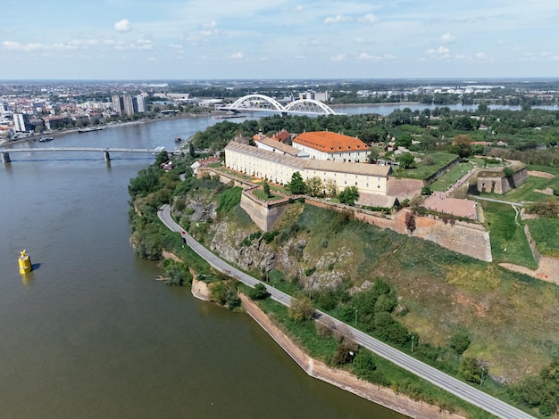 Drone luchtfoto van het fort Petrovaradin, gelegen aan de oever van de Donau tegenover Novi Sad, Servië