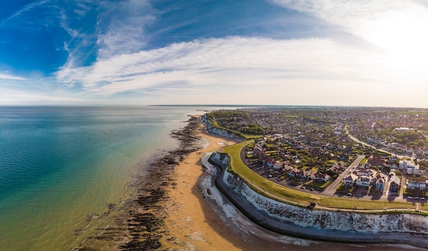 Drone luchtfoto van het strand en de witte kliffen Margate England UK