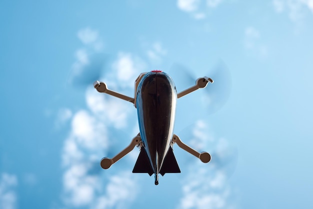 Foto drone met een bom om aan boord te vissen vliegt in de lucht
