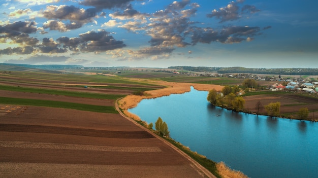 Drone met een camera, mooie zomer kleine rivier van een hoogte