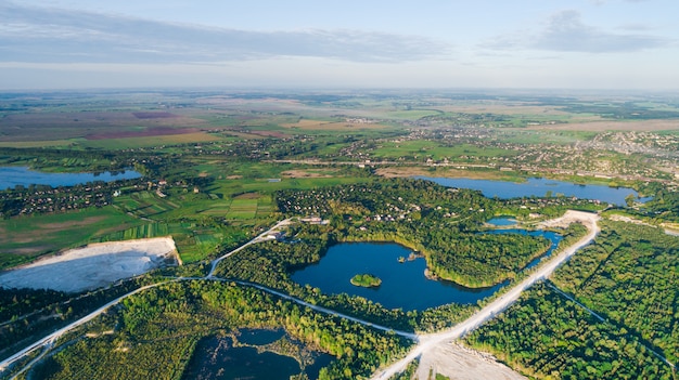 Drone met een camera, mooie zomer kleine rivier van een hoogte