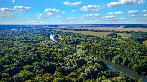 Drone met een camera, mooie zomer kleine rivier van een hoogte