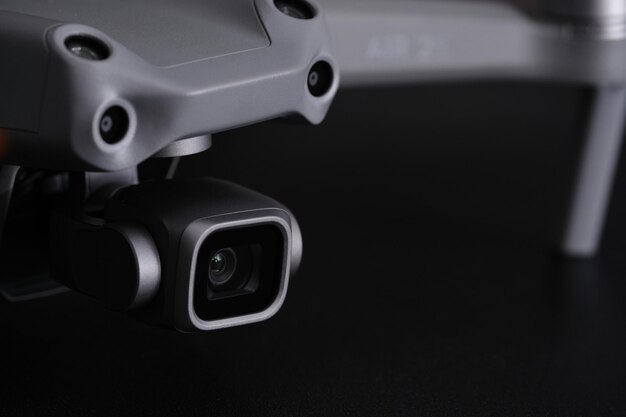 Фото Дрон на черном фоне фото воздушной камеры видео наблюдения или промышленной проверки