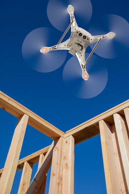 Drone Onbemande Vliegtuig Systeem Vliegt om een Huis Houten Constructie Frame te Inspecteren Dat Gebouwd Wordt