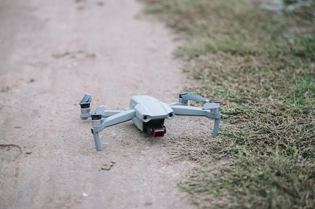 Drone op de grond in het veld, moderne technologie.