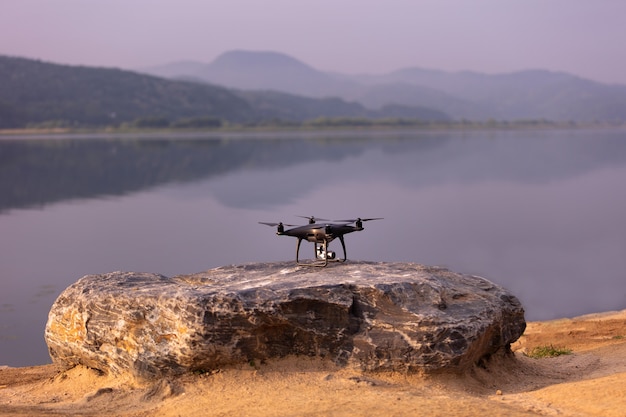 Drone op steen met onscherpe achtergrond